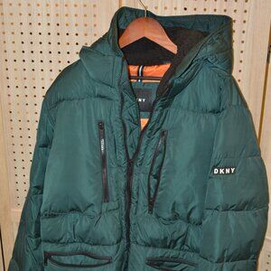 (MEN'S)  DKNY GREEN AND BLACK ZIP FRONT PUFFER COAT SIZE L